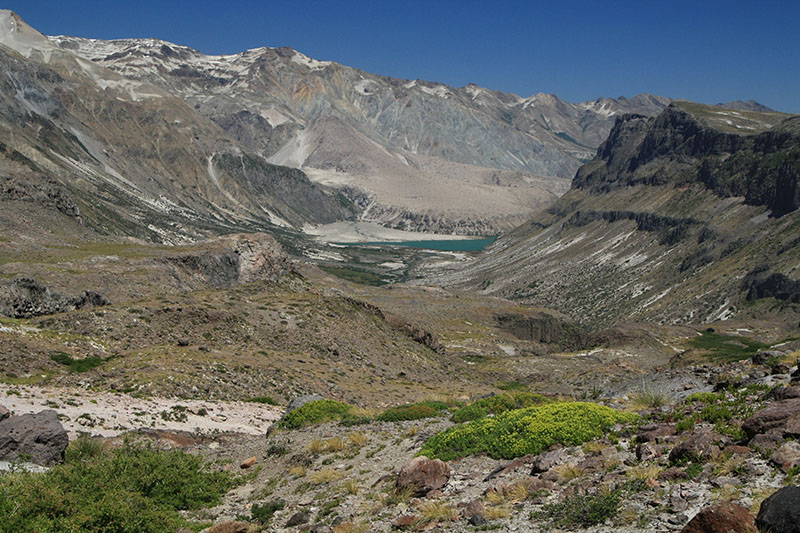 Archivo:Lagunas y Volcán Mondaca.jpg