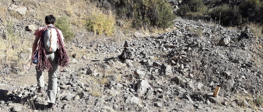 El inicio de la caminata lo marca un snupie de roca, por G.V.