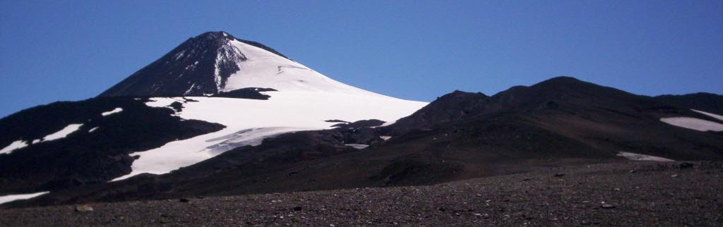 Cara sur del Volcán Antuco desde el portezuelo que separa a este volcán del Sierra Velluda. Feb de 2006