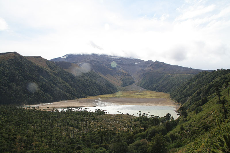 Archivo:Laguna Blanca Volcán Tolhuaca.jpg
