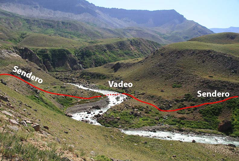 Archivo:Vadeo Río Colorado texto-01.jpg