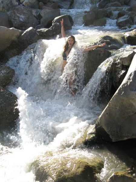 Archivo:Segundo Rio Termal zona cascadas.jpg