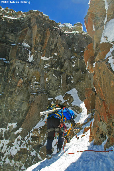 Archivo:Torreon Cumbrero Cerro Castillo.jpg