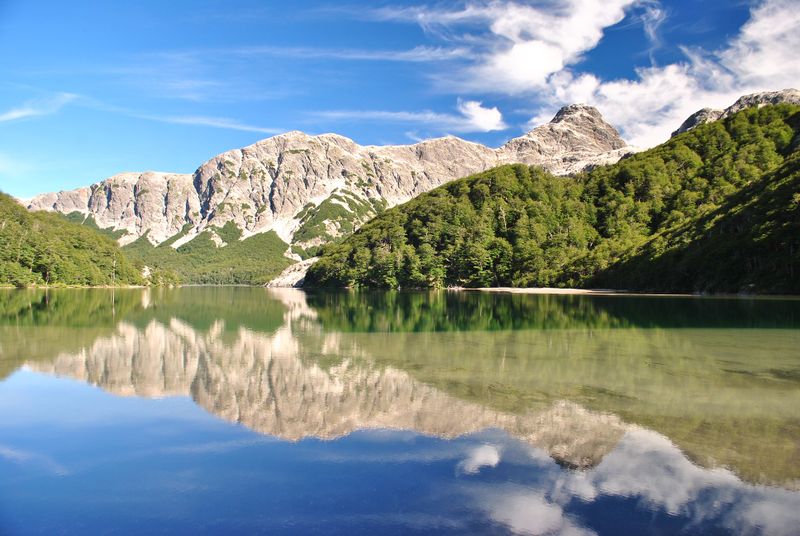 Archivo:LAGO CAMPANA.JPG
