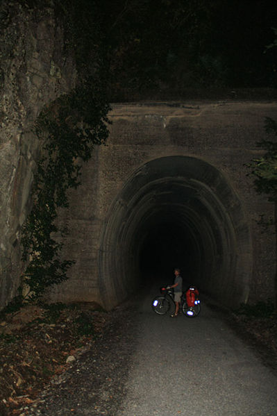 Archivo:Tunel ferroviario manzanar.jpg