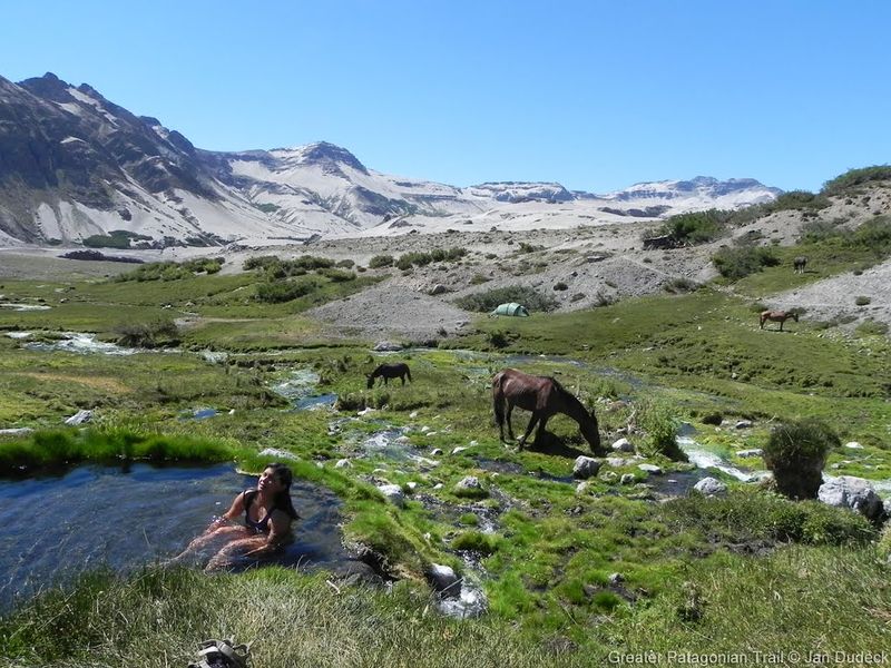 Archivo:27 Greater Patagonian Trail, Volcan Descabezado, Hot springs at Base Camp Descabezado Grande.jpg