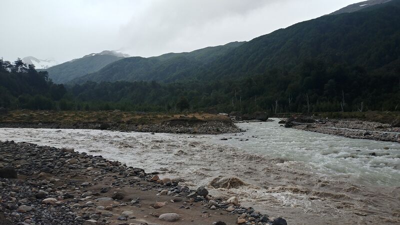 Archivo:COnfluencia rio frio rio ibañez.jpg