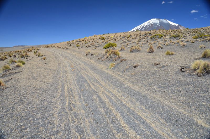 Archivo:Camino Parinacota Bolivia 1.JPG