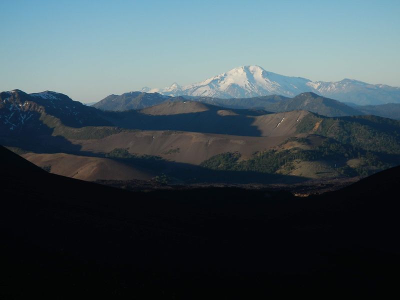 Archivo:Volcán Callaqui desde Crater Navidad-min.JPG
