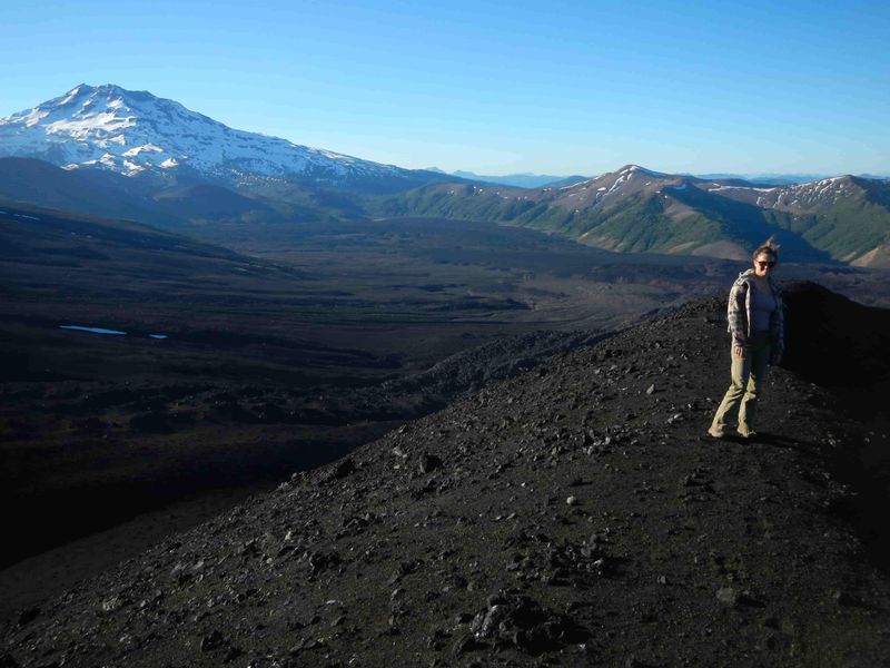 Archivo:Volcán Tolhuaca desde Cráter Navidad-min.JPG