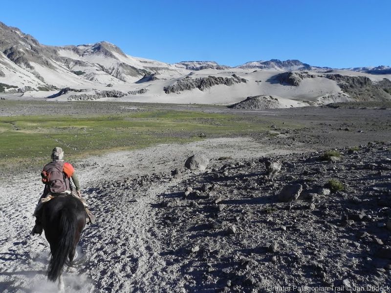 Archivo:26 Greater Patagonian Trail, Volcan Descabezado, Leaving the Base Camp Descabezado Grande.jpg