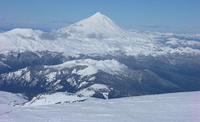 Archivo:Volcan lanin en invierno.jpg