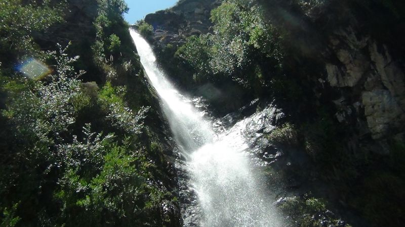 Archivo:Salto del Apoquindo Cascada.jpg