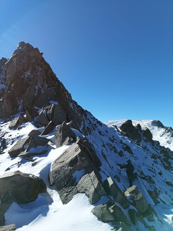 Posible ruta de ascenso a la cumbre.