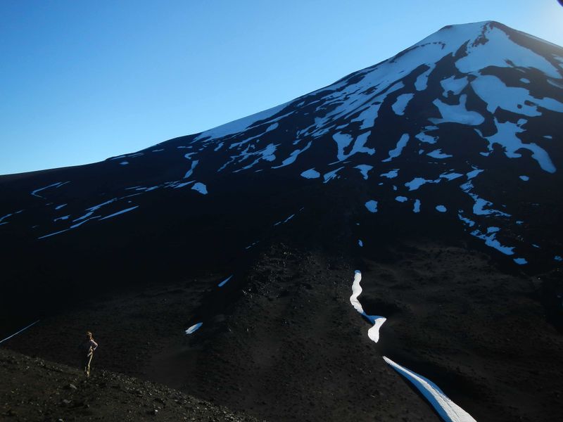 Archivo:Volcán Lonquimay desde Cráter Navidad-min.JPG