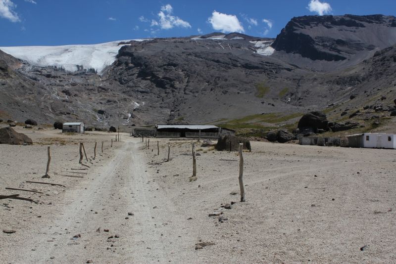 Archivo:Baños del azufre y glaciar.JPG