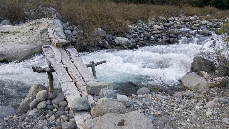 Archivo:Puente Río Achibueno.jpg