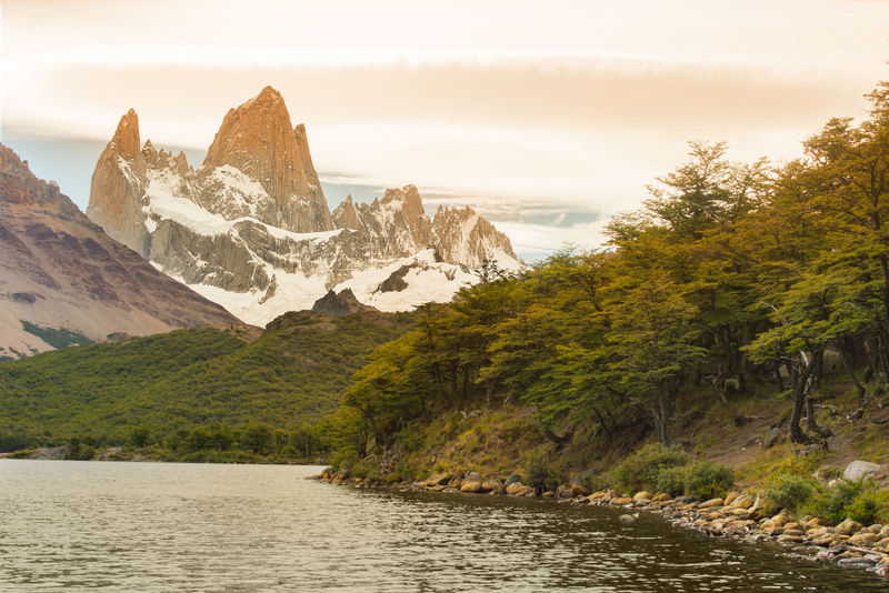 Archivo:Vista-Fitz-Roy-desde-Laguna-Capri.jpg