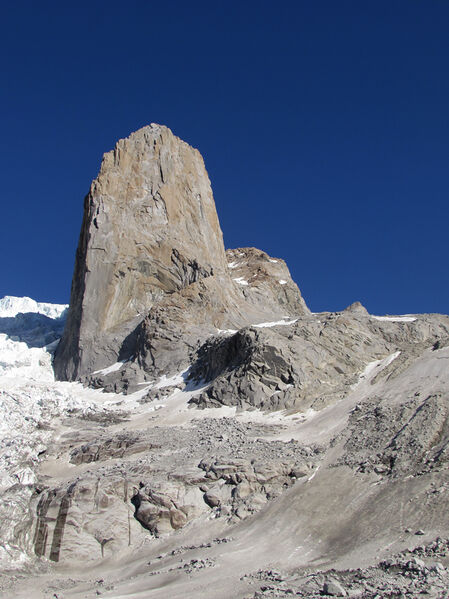 Archivo:Aguja-Mañke-desde-el-este.jpg