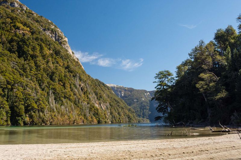 Archivo:Lago Aruncohue FOTO.jpg